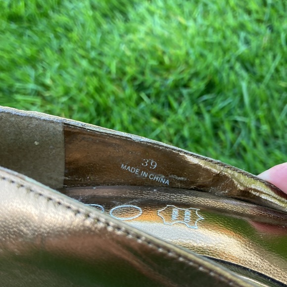 Selling a pair of Aldo heels. Size 39 or size 9. Colour is metallic bronze. - Picture 6 of 8